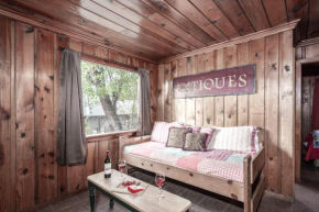 Cozy Cabin, 2 Bedrooms, Fireplace, Midtown, Sleeps 5